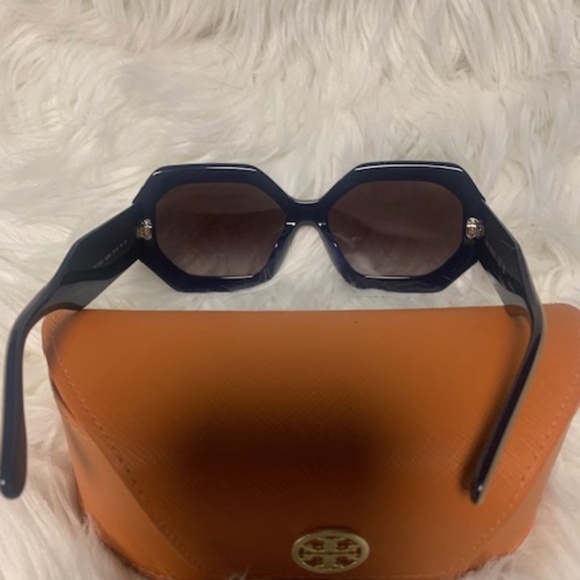 Cyber Monday sale!! Tory Burch Hexagonal Sunglasses - Beige and navy blue - Picture 5 of 7
